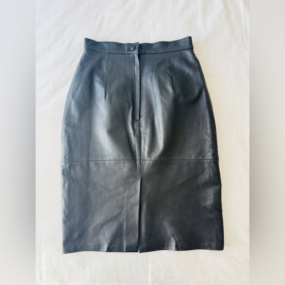 Minimalist Chic Classic Black Leather Pencil Skirt - Picture 3 of 6